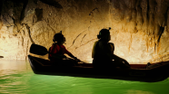 Chèo thuyền trong hang động 2 triệu năm tuổi