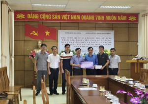 BQL VQG Phong Nha – Kẻ Bàng thăm hỏi, tặng quà cho BQL Vịnh Hạ Long và VQG Cát Bà