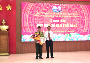 Lễ trao tặng Huy hiệu 30 năm tuổi Đảng cho Đảng viên Chi bộ trực thuộc Đảng bộ bộ phận Hạt Kiểm lâm Vườn quốc gia Phong Nha – Kẻ Bàng