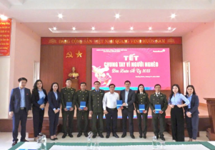 Ngân hàng Vietinbank Quảng Bình trao quà Tết cho viên chức, người lao động có hoàn cảnh khó khăn tại BQL VQG Phong Nha – Kẻ Bàng