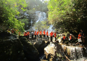 Hoạt động khám phá, trải nghiệm của học sinh trường THCS Hải Trạch tại Điểm du lịch sinh thái và diễn giải môi trường Vườn thực vật