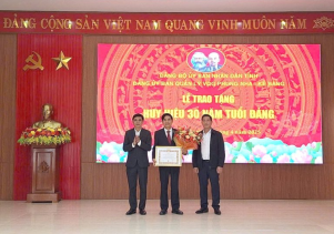 Lễ trao Huy hiệu 30 năm tuổi Đảng của Đảng uỷ BQL VQG Phong Nha – Kẻ Bàng