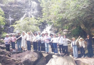 Sinh viên lớp ĐHSP Khoa học Tự nhiên – Trường Đại học Quảng Bình trải nghiệm học tập tại Vườn quốc gia Phong Nha – Kẻ Bàng