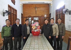 Thăm, tặng quà và chúc mừng các vị linh mục, chức sắc, đồng bào công giáo nhân dịp lễ Giáng sinh năm 2025