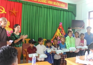 Hội Phật tử Chùa Từ Lâm – Thành phố Huế thăm hỏi và tặng quà cho các em học sinh có hoàn cảnh khó khăn tại Trường Tiểu học Sơn Trạch