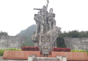 Tượng đài Thanh niên xung phong – điểm khởi đầu của Đường 20 Quyết thắng