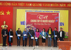 BQL VQG Phong Nha – Kẻ Bàng phối hợp với Ngân hàng Vietinbank Quảng Bình trao quà tết cho viên chức, người lao động có hoàn cảnh khó khăn