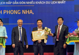 Trung tâm Du lịch Phong Nha – Kẻ Bàng đón nhận bằng khen của Hiệp hội Du lịch Việt Nam