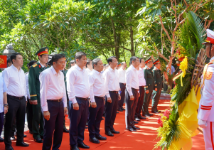 Thủ tướng Chính phủ Lê Minh Hưng dâng hương tưởng niệm các Anh hùng liệt sỹ tại hang Tám Cô-đường 20 Quyết Thắng