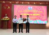 Lễ trao Huy hiệu 30 năm tuổi Đảng tặng đồng chí Phạm Hồng Thái, Bí thư Đảng ủy, Giám đốc BQL VQG Phong Nha – Kẻ Bàng